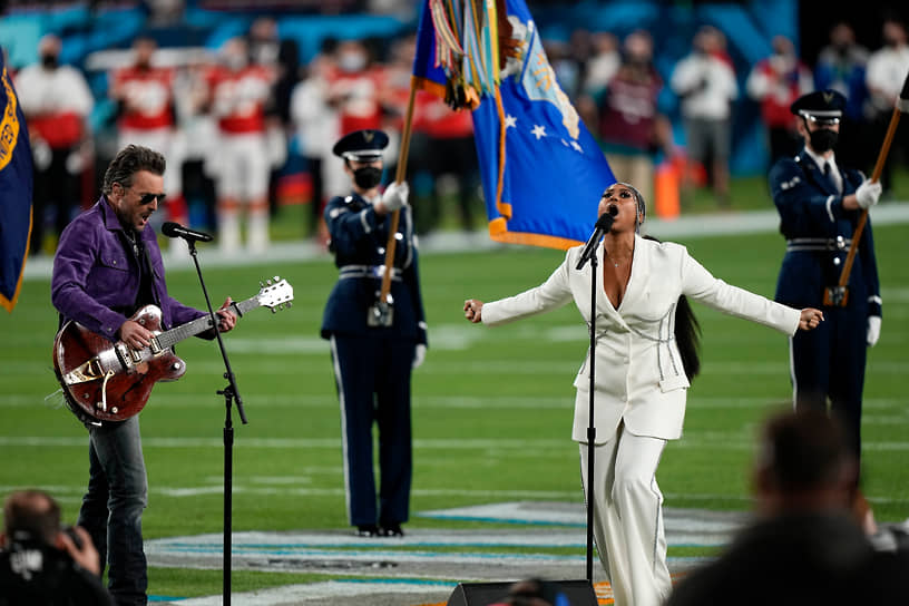 Перед стартом матча певица Джазмин Салливан и звезда кантри-музыки Эрик Черч исполнили национальный гимн США