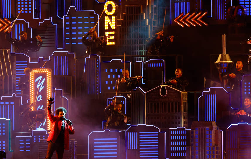 Во время традиционного шоу в перерывах матча на сцене появился канадский певец The Weekеnd (на фото). Исполнитель дополнительно вложил собственные $7 млн в выступление, чтобы «сделать шоу в перерыве таким, каким он его задумал»