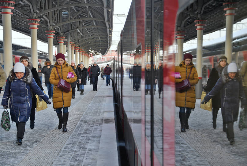 Москва. Пассажиры у пригородной электрички на Ленинградском вокзале 