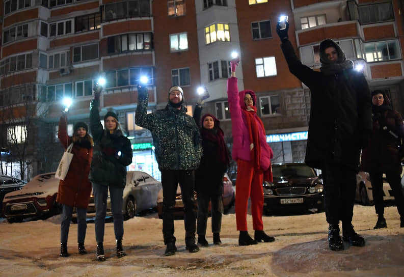 Москва. Участники акции «Любовь сильнее страха» около жилой многоэтажки