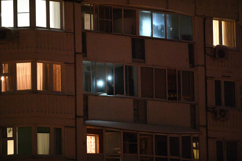 Москва. Участники акции «Любовь сильнее страха» с фонариками на балконах