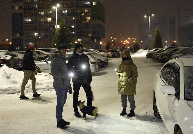 Новосибирск. Участники акции «Любовь сильнее страха» на улице