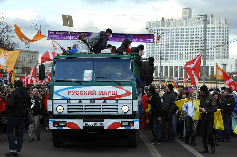 КамАЗы используют участники политических выступлений &lt;br>
На фото: акция «Русский марш — все свои» в День народного единства в Москве, 2009 год