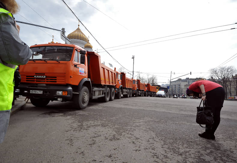 Первое поколение грузовиков на основе КамАЗ-5320 покинуло конвейер в 2000 году. Сейчас завод выпускает грузовики уже пятого поколения