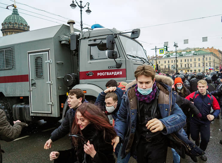 Используют грузовики и те, что следит за порядком во время митингов и акций &lt;br>
На фото: КамАЗ Росгвардии на несогласованном митинге в поддержку Алексея Навального, 23 января 2021 года