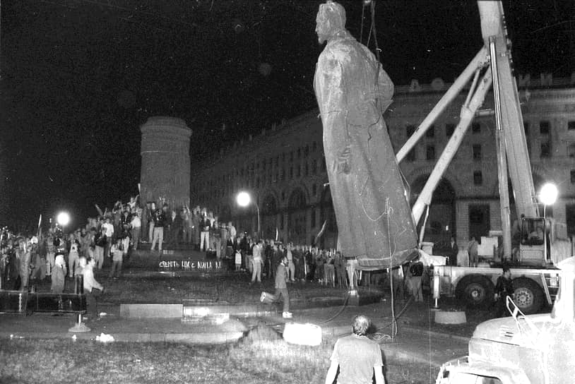 1991 год. Демонтаж памятника наркому внутренних дел Феликсу Дзержинскому на Лубянской площади