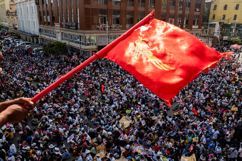 Янгон, Мьянма. Участники акции протеста против государственного переворота в стране и захвата власти военными. Несколько десятков тысяч человек вышли на улицы с требованием освободить президента Вин Мьина и его приближенных