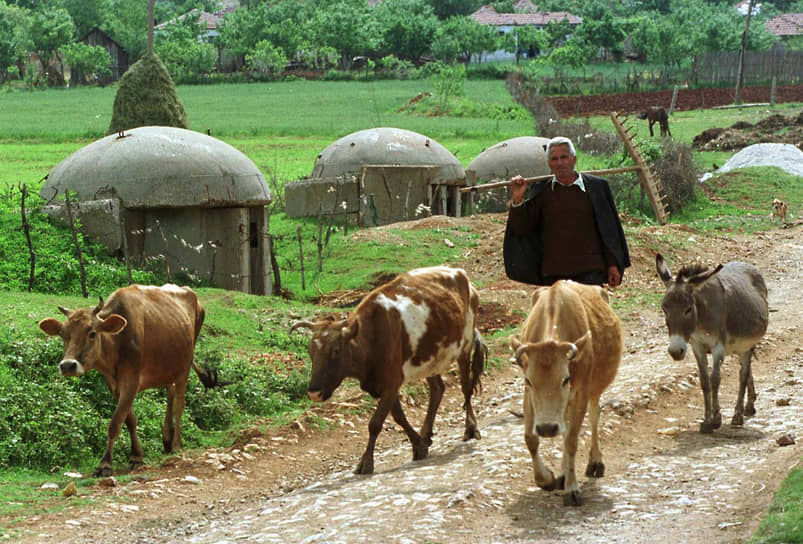 Бетонные бункеры, построенные в эпоху Ходжи, можно встретить в любом уголке Албании