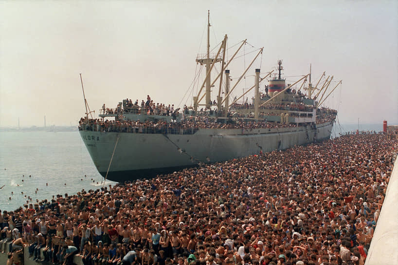 Тысячи албанцев не стали дожидаться перемен в своей стране, а решили попытать счастья в дивном капиталистическом мире. На фото – сухогруз «Влера», захваченный беженцами, в итальянском порту Бари. 8 августа 1991 года