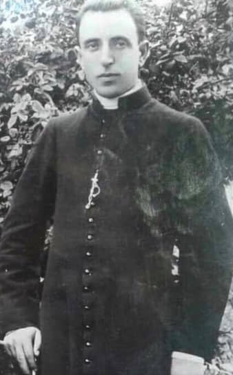 Католический священник Штьефен Курти первый раз был арестован в 1946 году и провел в заключении 17 лет. В 1970 году был арестован снова, обвинен в шпионаже, саботаже, тайном проведении религиозных обрядов и в сентябре 1971 года расстрелян