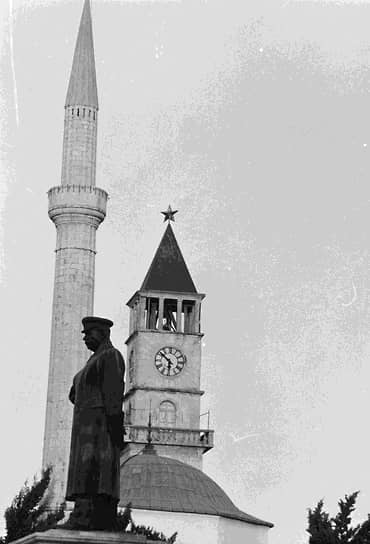 Памятник Сталину на центральной площади Тираны был воздвигнут к 72-летию советского вождя