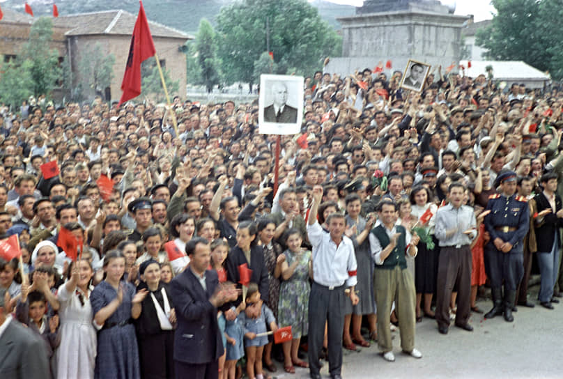 Визит первого секретаря ЦК КПСС Н. С. Хрущева в Албанию в мае 1959 года. Посещение текстильного комбината в Тиране – флагмана албанской промышленности