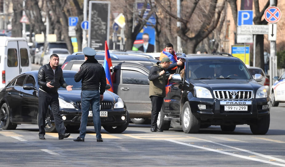 Протестующие оппозиционеры перекрыли проспект Баграмяна