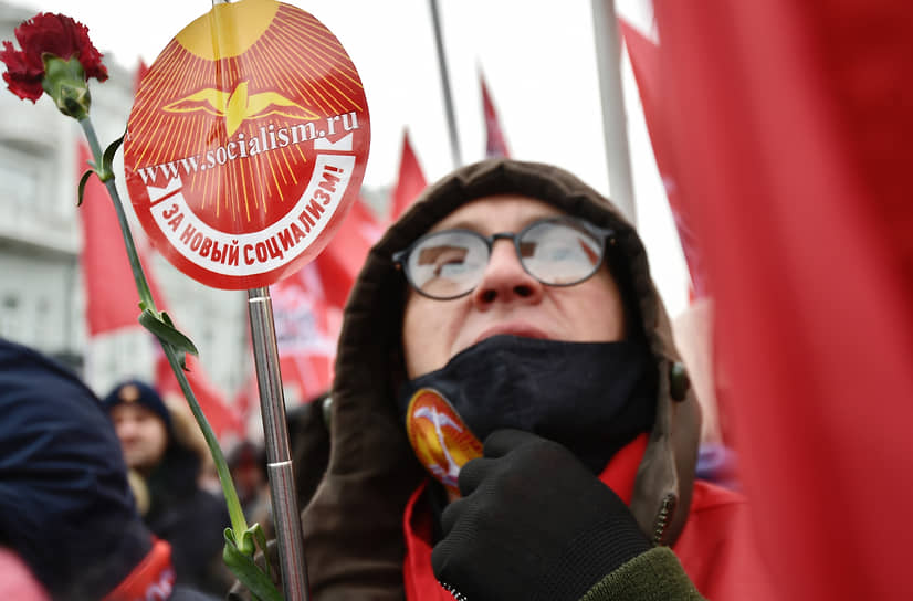 Москва. Церемония возложения сторонниками КПРФ венков и цветов к Могиле Неизвестного Солдата в Александровском саду на День защитника Отечества 