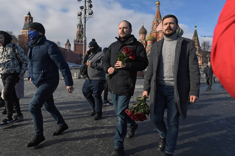 Председатель совета Фонда Бориса Немцова Владимир Кара-Мурза-младший (в центре) и глава совета депутатов Красносельского муниципального округа Илья Яшин (справа) во время возложения цветов