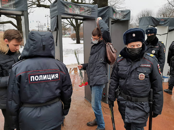 В Санкт-Петербурге акция памяти прошла у Соловецкого камня