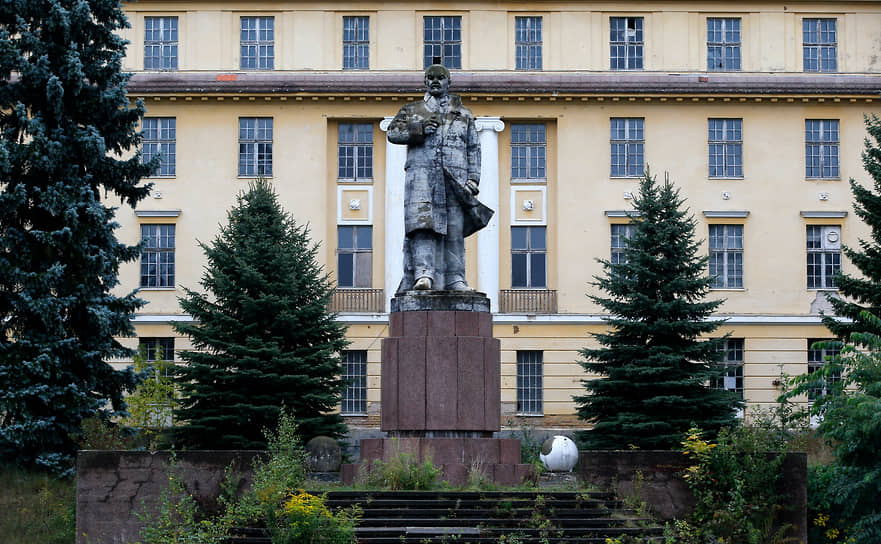 Памятник Владимиру Ленину перед зданием бывшего управления и штаба главнокомандующего группы советских войск в Германии в городе Вюнсдорф 