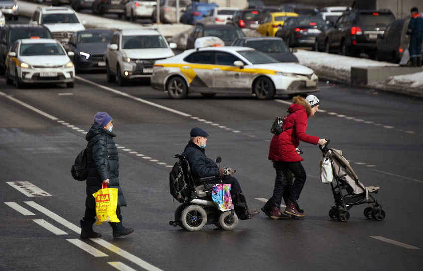 Москва. Прохожие на Ленинском проспекте 