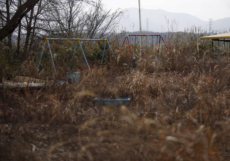 По оценке Токийской электроэнергетической компании (TEPCO), на полное устранение последствий катастрофы может потребоваться до 40 лет&lt;br>
На фото: качели во дворе детского сада внутри зоны отчуждения в Окуме