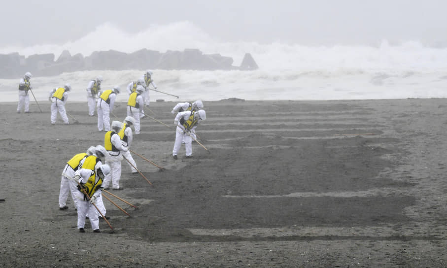 Пляжи возле «Фукусимы» были завалены радиоактивным мусором. Непосредственно от радиации во время аварии никто не погиб, но, по словам ученых, около 2 тыс. человек подвержены высокому риску заболевания раком из-за облучения&lt;br>
На фото: поиск останков жертв землетрясения и цунами 2011 года