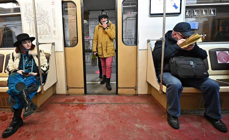 Москва. Пассажиры в вагоне метро