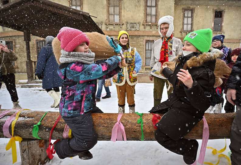 Празднование Масленицы в музее-заповеднике «Горки Ленинские» в Подмосковье