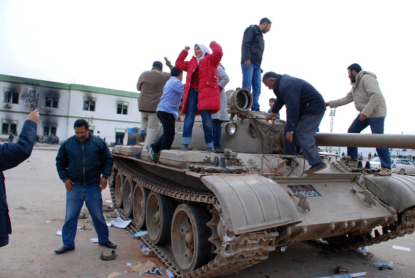21-24 февраля под контроль восставших перешли Бенгази и Мисурата — второй и третий по численности населения города Ливии. Позже были захвачены Адждабия, Рас-Лануф и другие населенные пункты&lt;br>
На фото: танк в Бенгази 21 февраля 2011 года