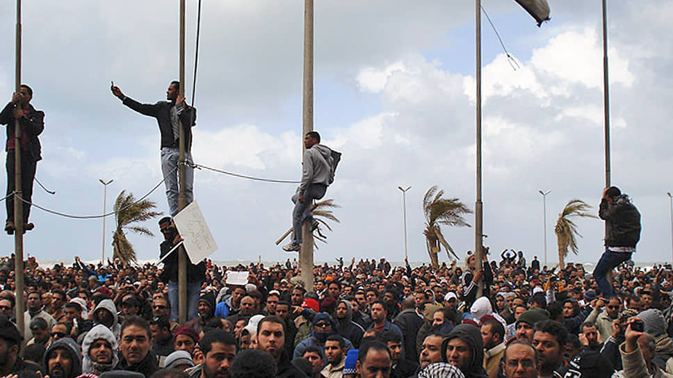 15 февраля 2011 года в ливийском городе Бенгази начались протесты против режима Муаммара Каддафи, поводом для которых стал арест правозащитника Фатхи Тербиля. Через два дня начались выступления в других городах, в первые дни в них погибли до 200 человек&lt;br>
На фото: беспорядки в Бенгази в феврале 2011 года