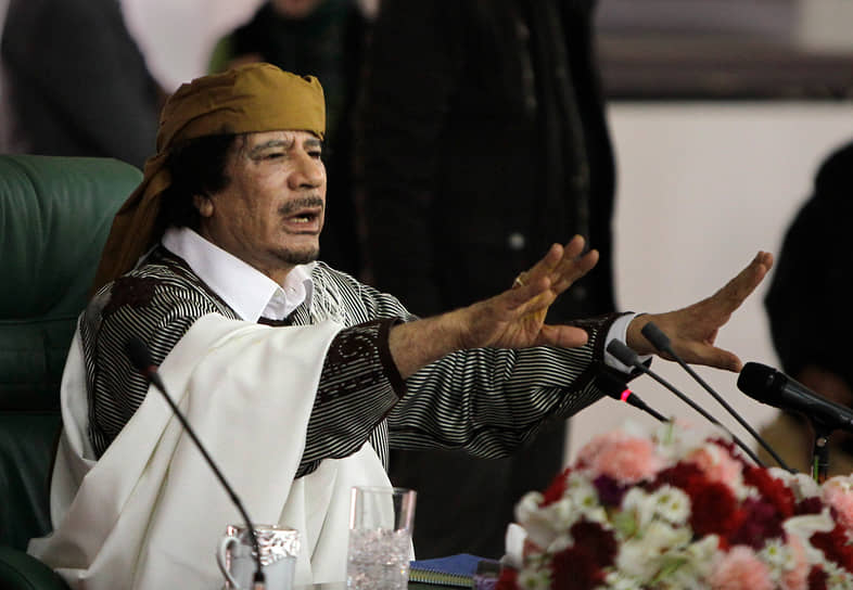 27 июня Международный уголовный суд выдал ордер на арест Муаммара Каддафи (на фото), его сына Сейф-уль-Ислама и главы разведки Ливии Абдуллы ас-Сенусси. Франция передала ПНС $259 млн замороженных активов Каддафи, ее примеру последовали другие страны