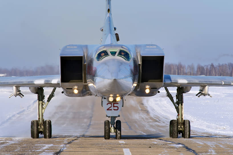 Дальний бомбардировщик Ту-22М3 на военном аэродроме Шайовка 