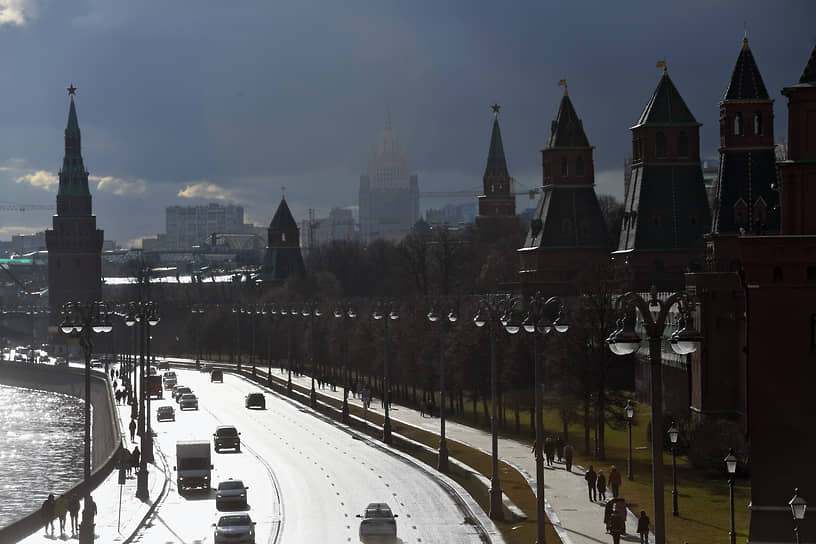 Апрель, 2021 год. Кремлевская набережная 