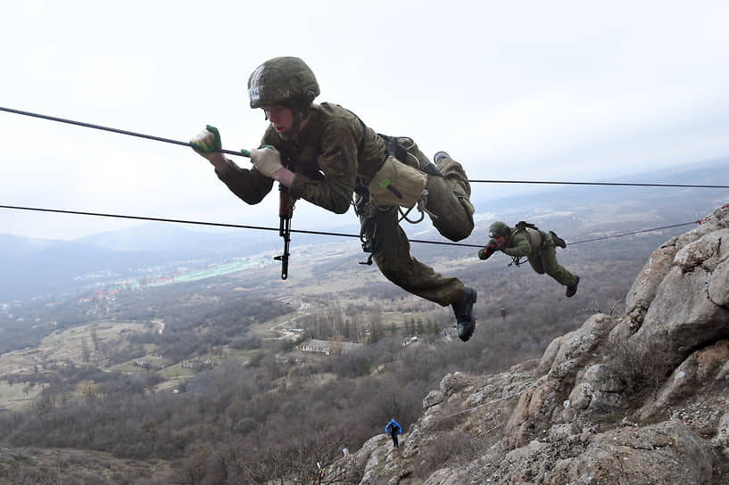 25 марта. Перевальное. Военнослужащие на чемпионате Южного военного округа по горному троеборью в Крыму