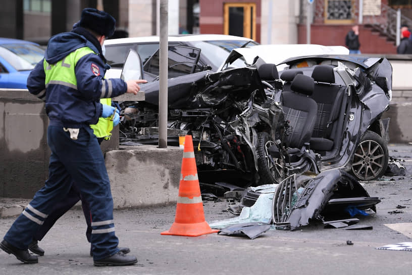 Место ДТП на Смоленской площади в Москве