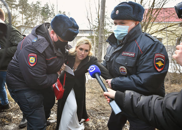 Покров, Владимирская область. Полицейские задерживают главу профсоюза «Альянс врачей» (включен Минюстом в реестр иноагентов) Анастасию Васильеву во время акции в поддержку Алексея Навального у исправительной колонии №2