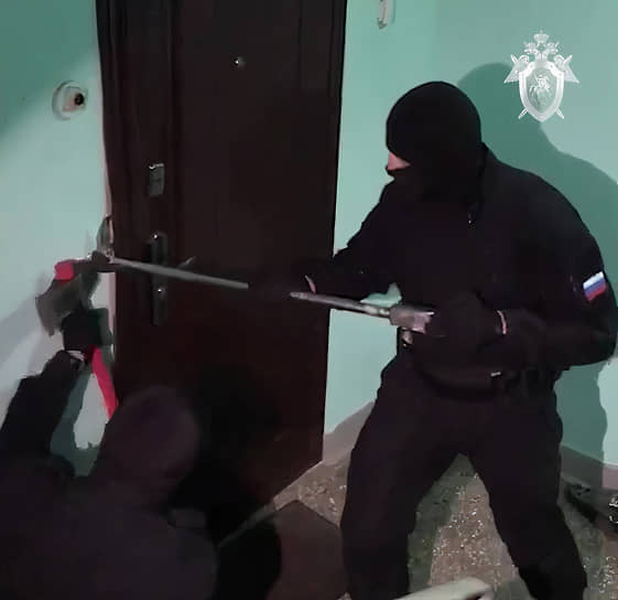 Сотрудники правоохранительных органов проводят обыск квартиры в Москве, где действовал центр «Свидетелей Иеговы», 2020 год