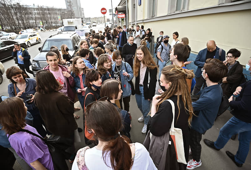 Пришедшие поддержать сотрудников DOXA к суду 