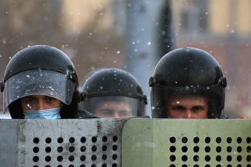 Полицейские выставляют заграждение во время акции в Барнауле