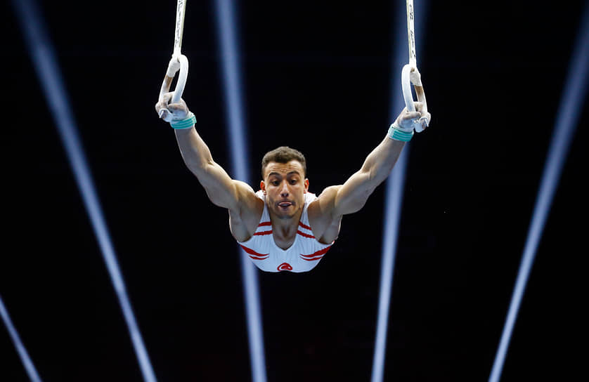 Базель, Швейцария. Турецкий спортсмен во время выступления на чемпионате Европы по спортивной гимнастике