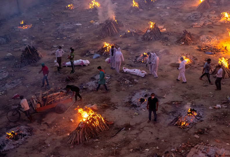 Из-за нехватки мест в Нью-Дели и других городах Индии приходится сжигать умерших прямо на улицах