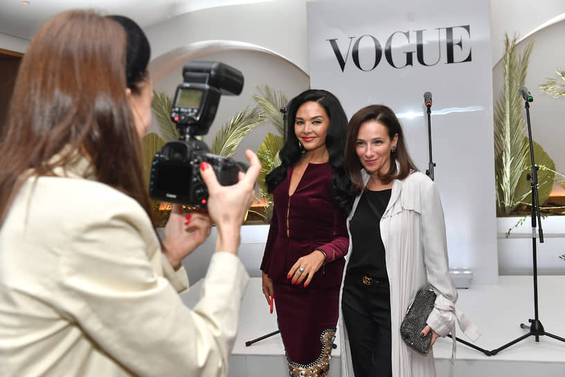 Певица Миранда Мирианашвили (в центре) во время коктейля журнала Vogue