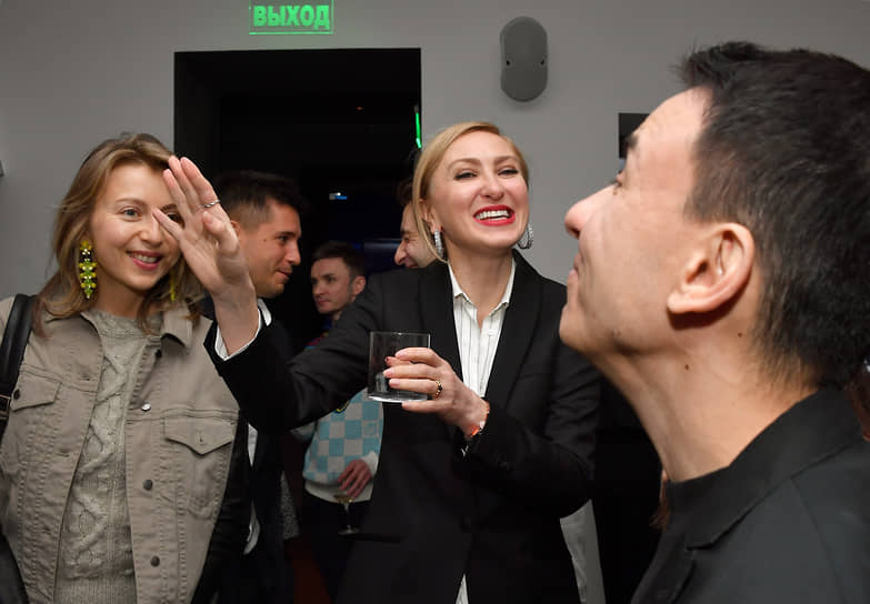 Коммерческий директор Vogue Ирина Елизарова (в центре) и Динара Иртуганова из компании Mercury во время коктейля журнала Vogue