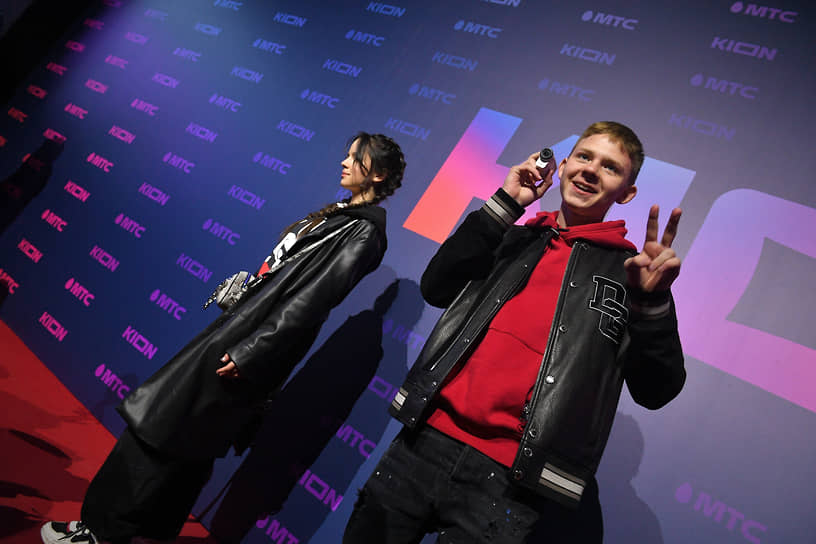 YouTube-блогер Саша Новиков (справа) на презентации онлайн-кинотеатра Kion