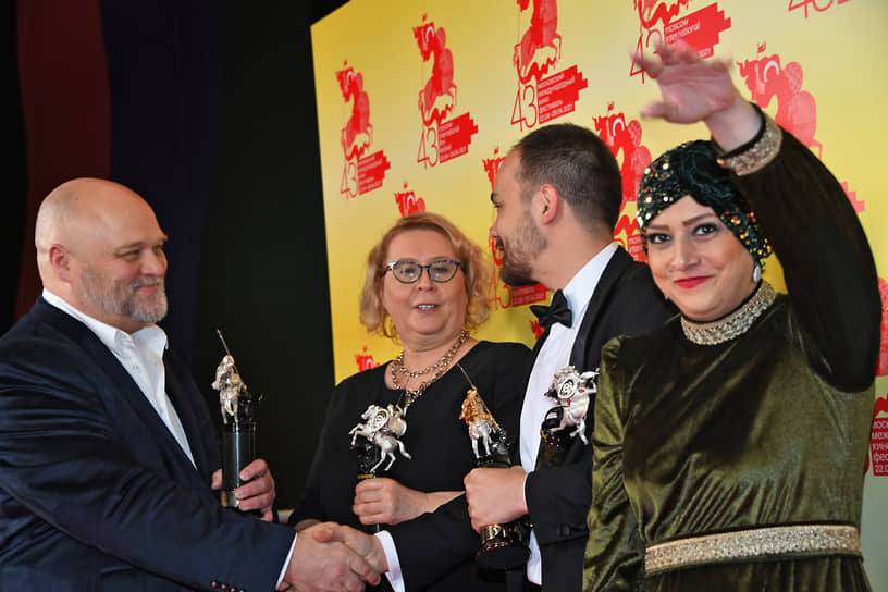 Слева направо: режиссер Алексей Федорченко, продюсер Юлия Мишкинене и режиссер Андрей Хуцуляк во время церемонии