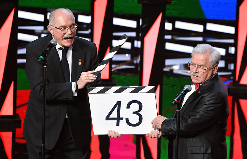 Председатель Союза кинематографистов России, президент ММКФ Никита Михалков (слева) и актер Сергей Никоненко во время церемонии