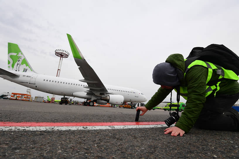 Московская область. Самолет Airbus A320 авиакомпании S7 в новой ливрее, созданной Музеем стрит-арта, в аэропорту Домодедово