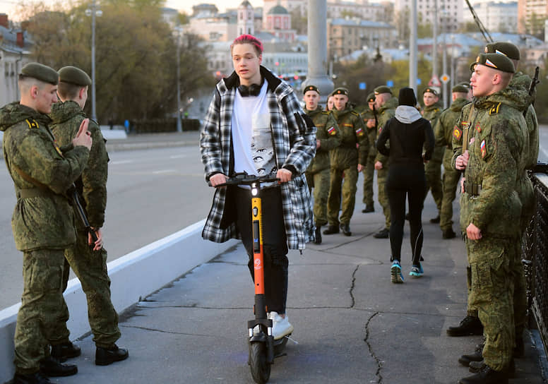 Москва. Военнослужащие и мужчина на самокате перед репетицией военного парада на Красной площади в честь 76-й годовщины Победы в Великой Отечественной войне