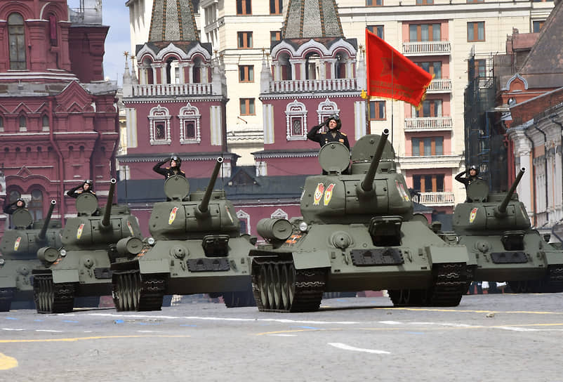 Танки Т-34-85 на репетиции парада