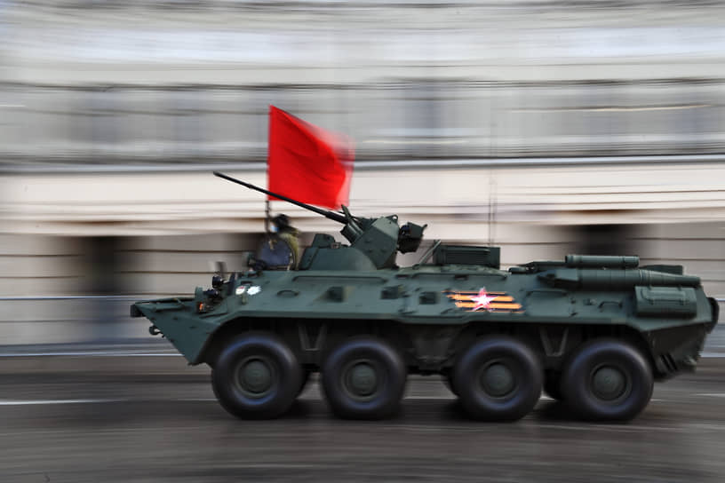 Военная техника перед началом ночной репетиции парада 4 мая