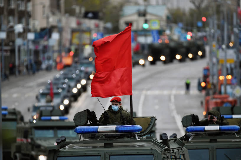 Военная техника перед началом ночной репетиции парада 4 мая
