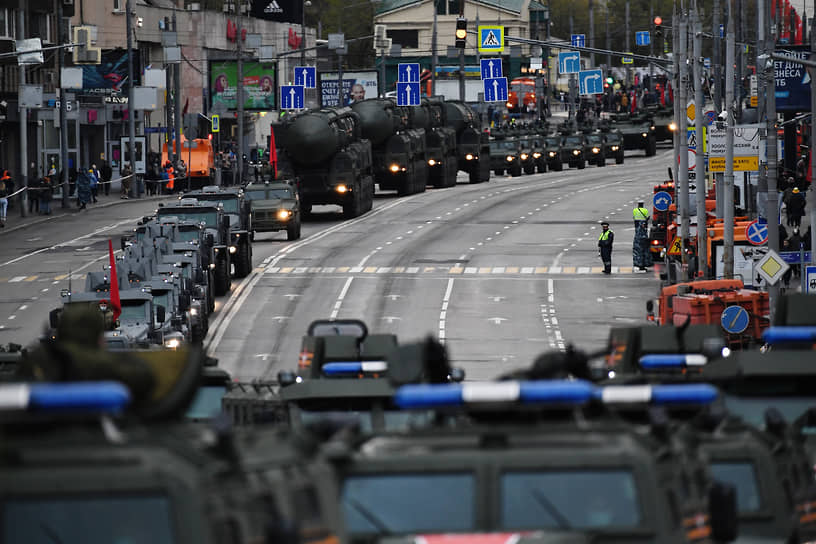 Проезд военной техники по улицам Москвы